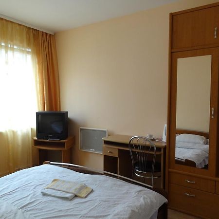 Hotel Rebir 다우가프필스 외부 사진