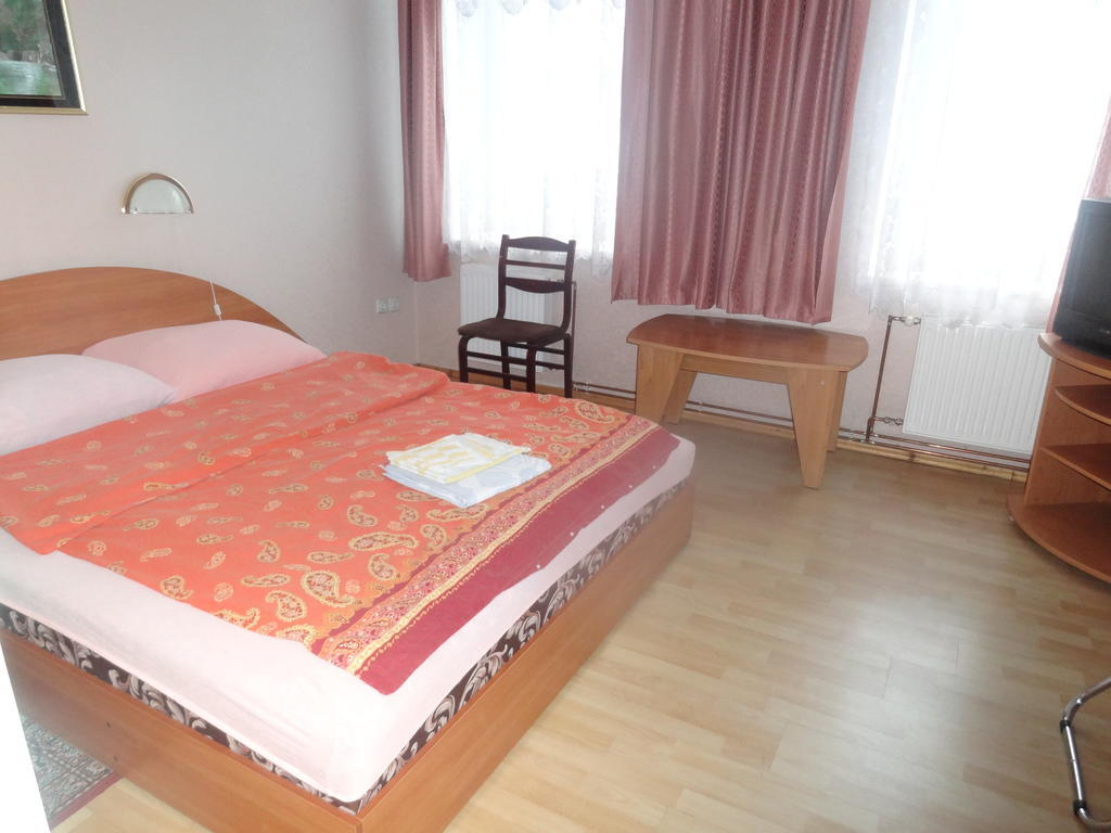 Hotel Rebir 다우가프필스 객실 사진